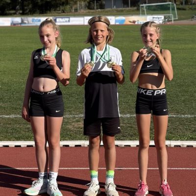 Lotta Lindenmayer, Paulina Hermann und Karl Hoyer vom TSV Bodman zeigen ihre Medaillen beim Landesoffenen Herbstmeeting in Spaichingen