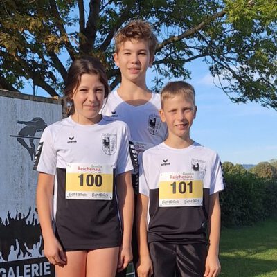 Julius Scherer, Luisa und Emil Buder vom TSV Bodman mit Startnummern beim 33. Insellauf auf der Reichenau