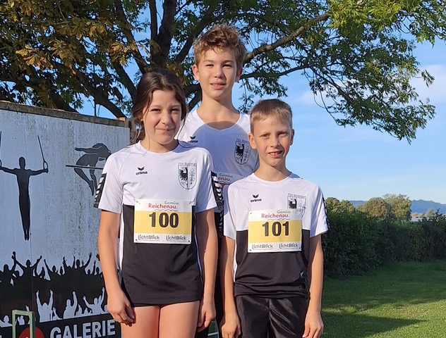 Julius Scherer, Luisa und Emil Buder vom TSV Bodman mit Startnummern beim 33. Insellauf auf der Reichenau