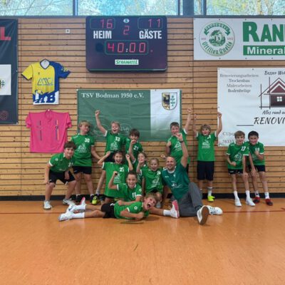 Die zweite E-Jugend-Mannschaft des TSV Bodman jubelt nach dem Heimspiel gegen die HSG Konstanz 3 in der Sporthalle Bodman