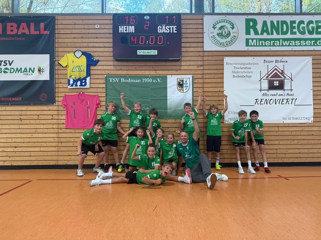 Die zweite E-Jugend-Mannschaft des TSV Bodman jubelt nach dem Heimspiel gegen die HSG Konstanz 3 in der Sporthalle Bodman