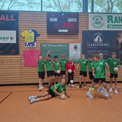 Die E-Jugend des TSV Bodman jubelt nach dem Heimspiel in der Sporthalle Bodman