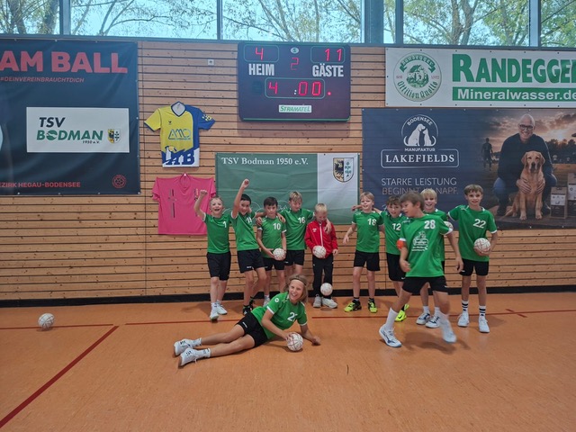 Die E-Jugend des TSV Bodman jubelt nach dem Heimspiel in der Sporthalle Bodman