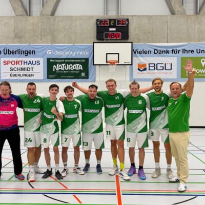 Die Herren-Mannschaft des TSV Bodman jubelt nach dem 39:22-Auswärtssieg beim TV Überlingen 2