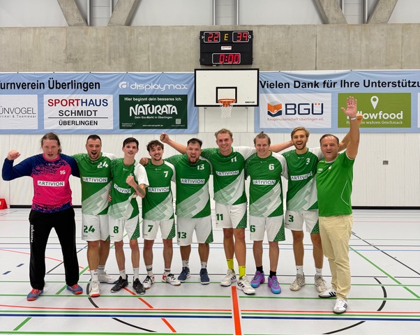 Die Herren-Mannschaft des TSV Bodman jubelt nach dem 39:22-Auswärtssieg beim TV Überlingen 2